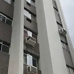 Apartamento na Praia de Pitangueiras-Guarujá à 50mt da praia e comércio perto